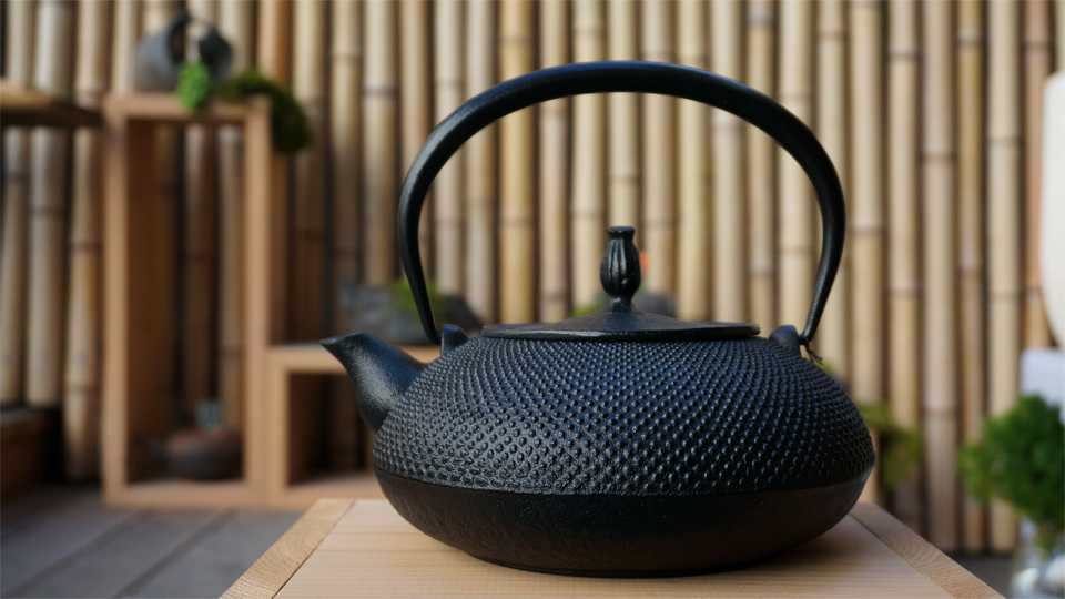 南部宝生堂(及富 OITOMI)南部鉄器 鉄瓶 平丸アラレ(鉄蓋)