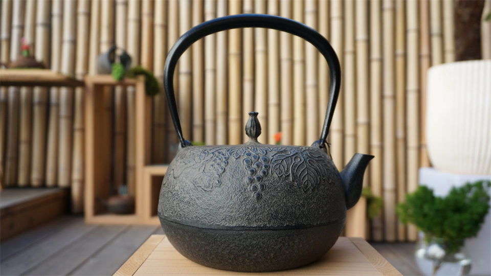 南部宝生堂(及富 OITOMI)南部鉄器 鉄瓶 姥口(うばぐち)ぶどう