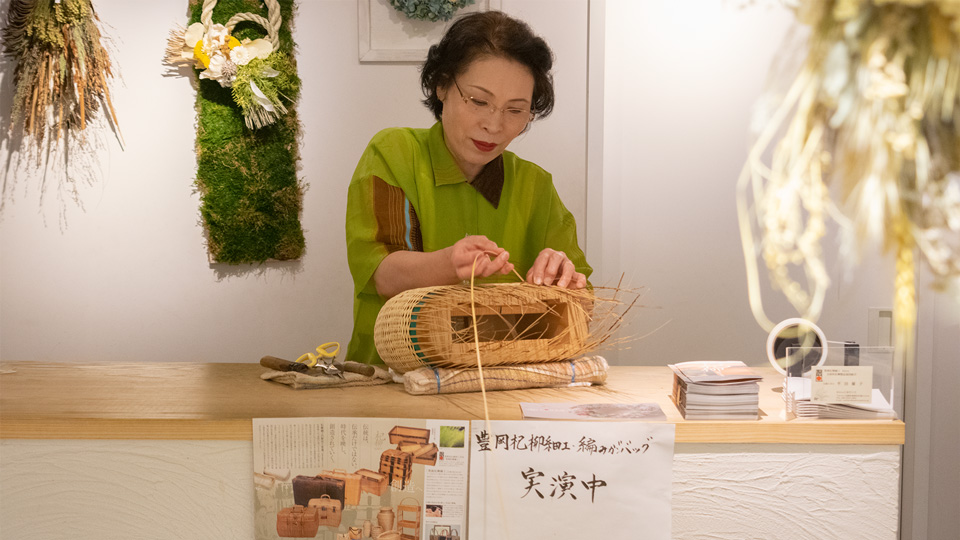 伝統工芸士 平田様による豊岡杞柳細工・製作実演