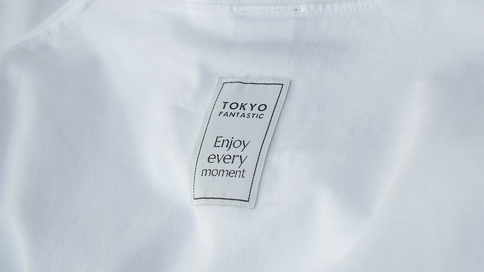 背面 TOKYO FANTASTIC + Enjoy every moment ブランドタグ