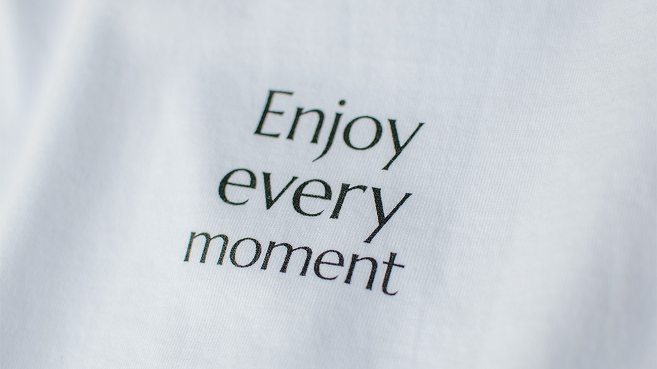 Tシャツ正面 Enjoy every moment ロゴ