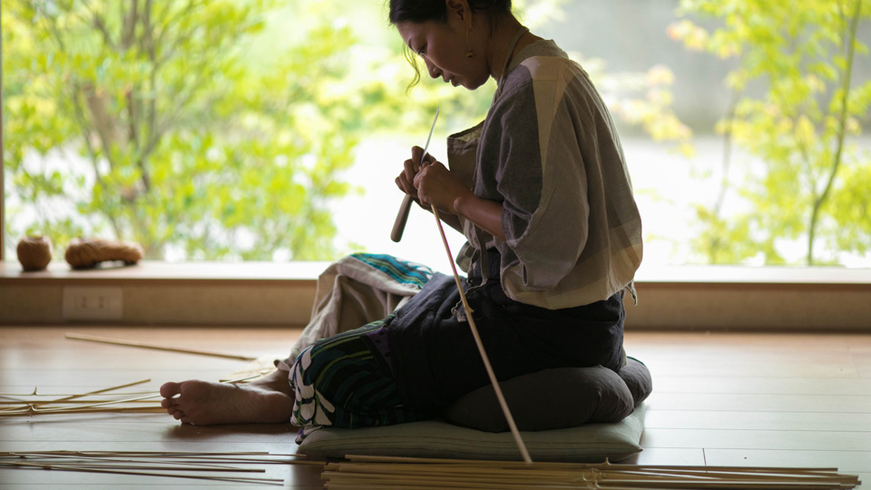 素材である竹ひごを作るところから、職人さんの製作はスタートします。Cotake 佐藤美樹子さん