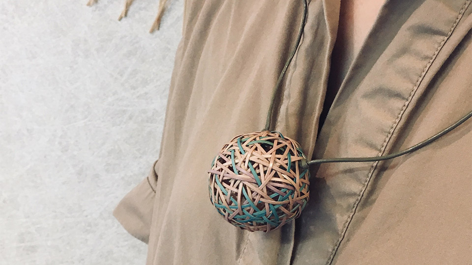 モロクロ bamboo product「花色竹玉ペンダント」