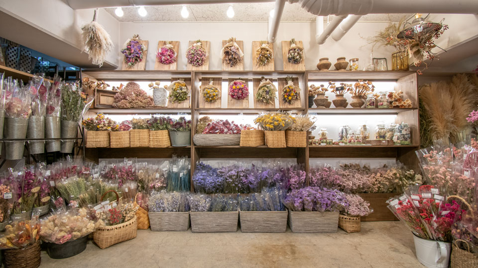 ナチュラルドライフラワーとアレンジメントが並ぶ、Tida Flowerドライフラワールーム風景。