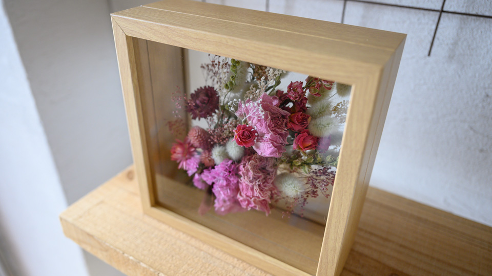 Tida Flowerのフレームフラワー。ピンク系っぽい正方形・厚めリッチ