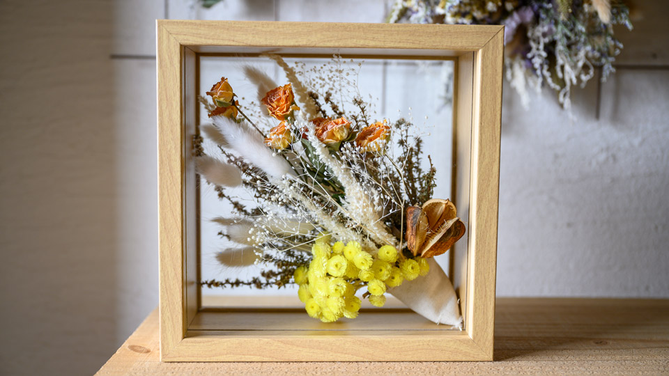 Tida Flowerのフレームフラワー。イエロー系っぽい正方形・厚めリッチ