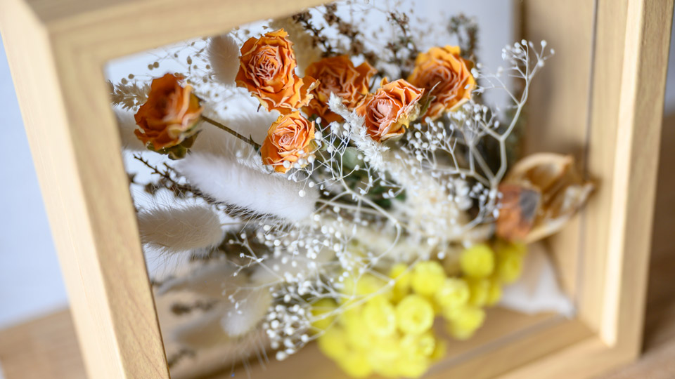 Tida Flowerのフレームフラワー。イエロー系っぽい正方形・厚めリッチ