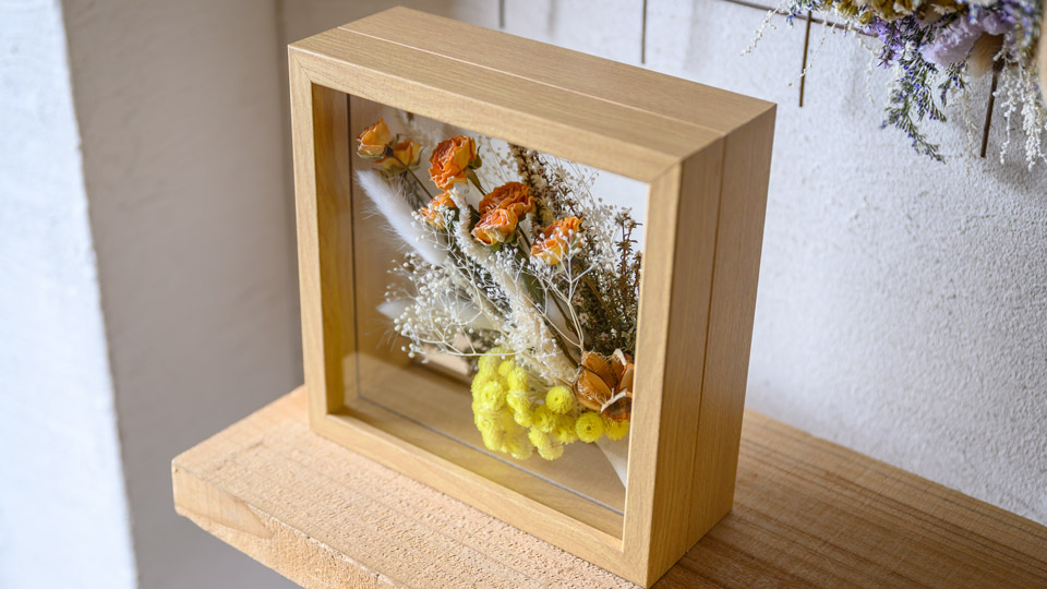 Tida Flowerのフレームフラワー。イエロー系っぽい正方形・厚めリッチ