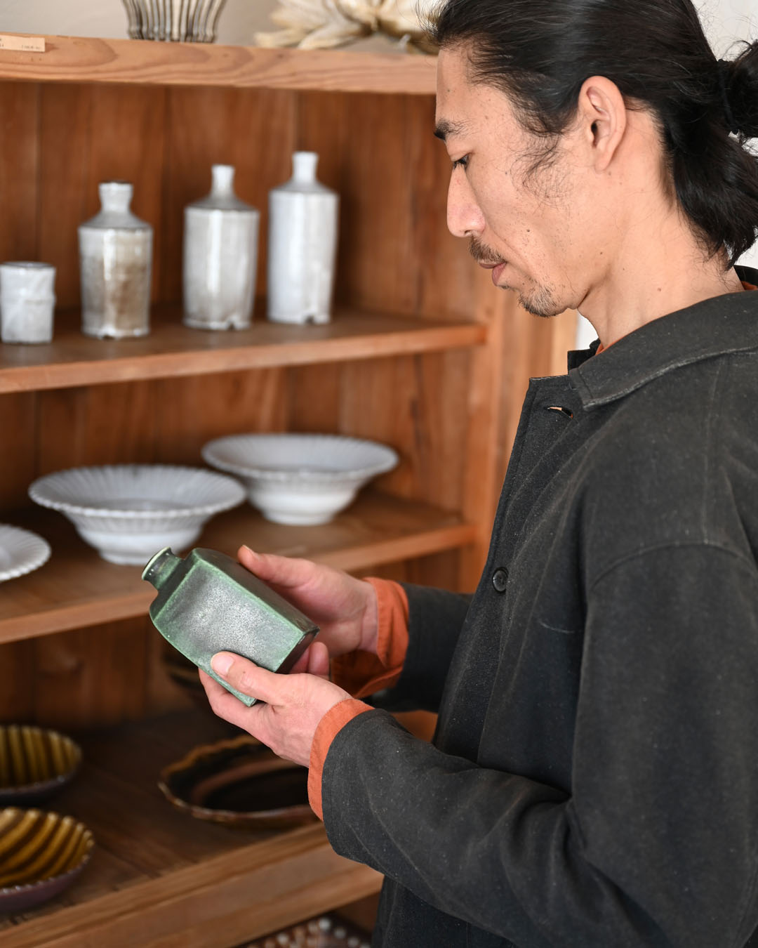 作家の財満晋平さん 財満晋平うつわ展