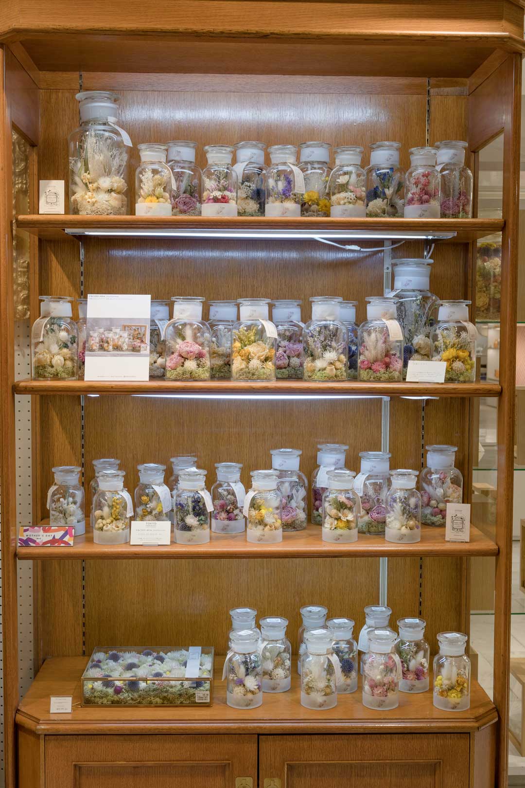 たくさんのフラワーボトル 伊勢丹新宿店本館5階「Botanical Market for Mom」