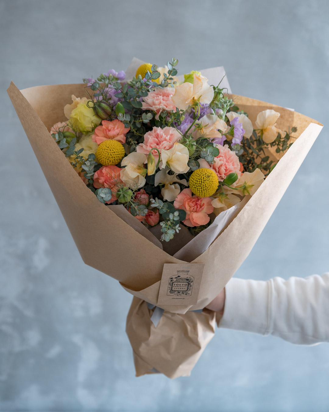 フラワーギフトの場合、花束をクラフト紙でラッピングいたします。 表参道植物屋 by TOKYO FANTASTIC