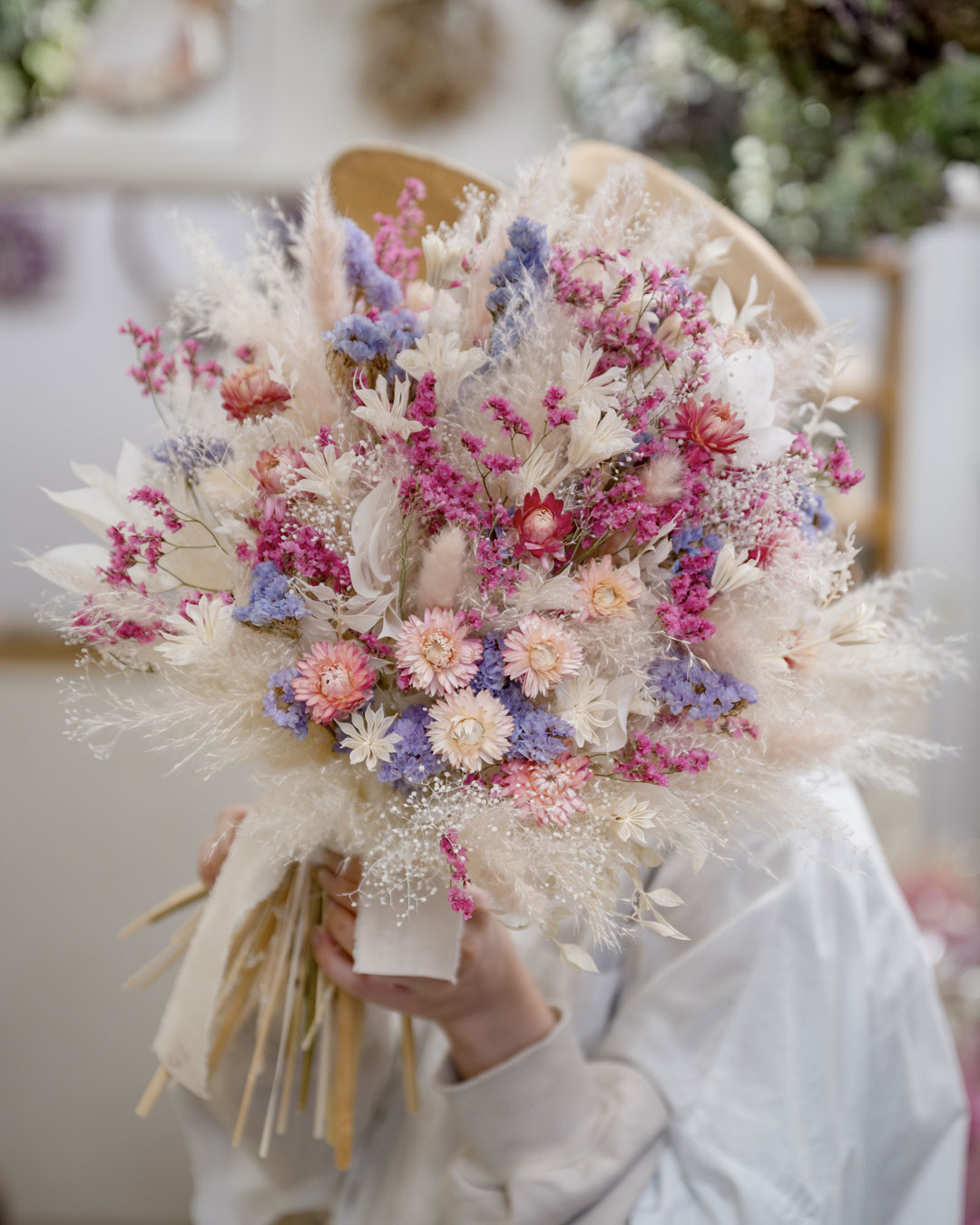 ピンクパープルな、小花たっぷりドライフラワーブーケ - 結婚式・ウェディングにおすすめ!記念日や誕生日にも人気のドライフラワーブーケ25選
