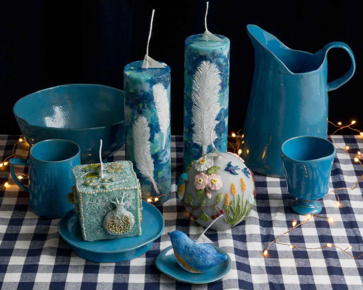 Blue Candleさんの青いキャンドルとteto ceramicsさんのブルーのうつわを並べた企画展CARNIVALのテーブル